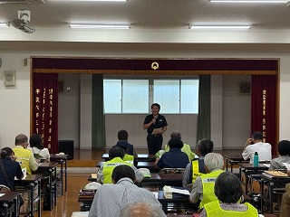 交流会であいさつする様子