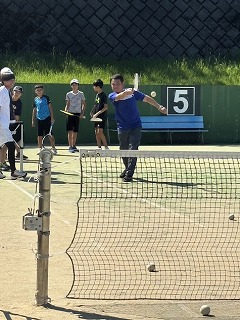 テニスをプレーする様子