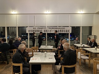 表彰状を伝達する様子