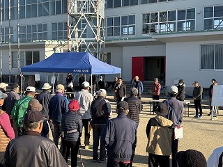 隼人地区自公連グラウンドゴルフ大会であいさつする様子