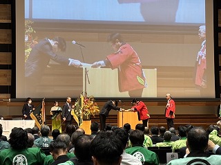 全国お茶まつりで賞状を受け取る様子