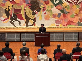 隼人地区の感謝状・委嘱伝達式であいさつする様子