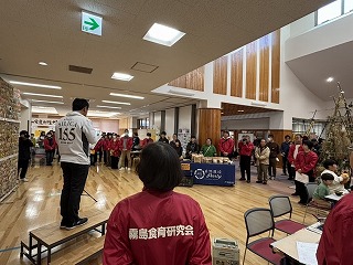 霧島・食の文化祭であいさつする様子