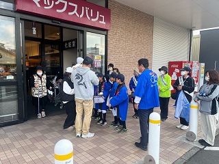 子どもたちと募金を呼び掛ける様子