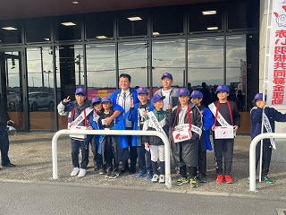 子どもたちと募金を呼び掛ける様子