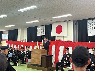 修了式であいさつする様子