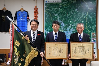 市長と蔵園製茶の写真