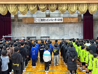 カッピィバレーボール大会であいさつする様子