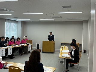 市長があいさつする様子