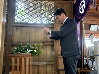 市長が玉串を奉納する様子