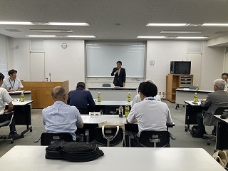 市長があいさつする様子