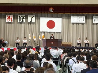 市長が祝辞を述べる様子