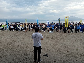 市長が参加者に挨拶する様子