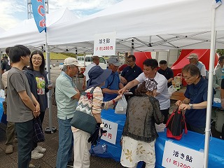 市長が店頭で販売する様子