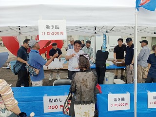 市長が店頭で販売する様子