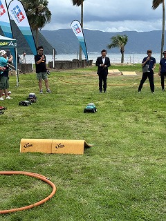 市長がラジコンカーを操縦する様子