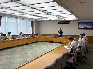 市長が挨拶する様子