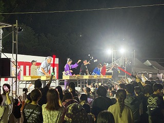 市長が餅まきする様子