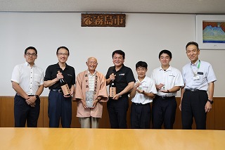 訪問された皆様との写真