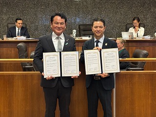 市長とアルハンブラ市長の写真
